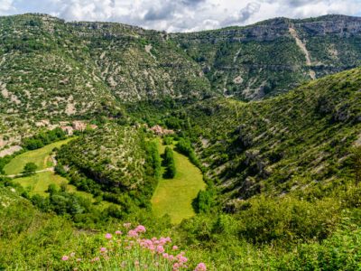 une vue en plongée du cirque de Navacelle